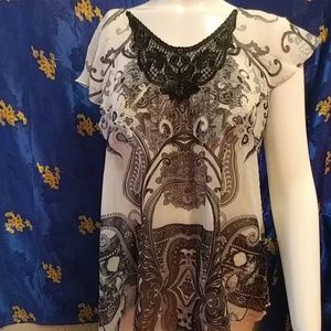 Retro, flattering blouse by emerald